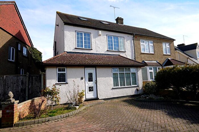 4 Bedroom Semi-Detached House To Rent In Millcrest Road, Goffs Oak, EN7