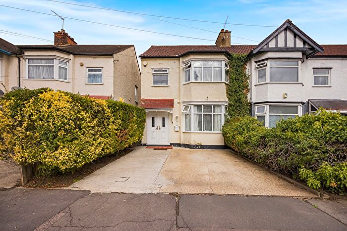 3 Bedroom End Of Terrace House For Sale In Glenham Drive, Gants Hill, Ilford, IG2