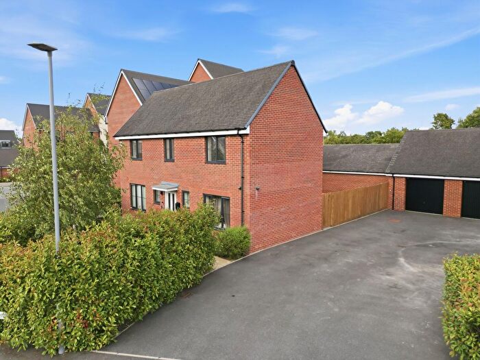 4 Bedroom Detached House To Rent In Calshot Drive, Kingsmead, MK4