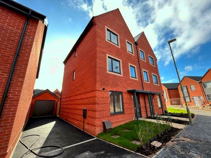 3 Bedroom Town House To Rent In Stonyfield Road, Whiteley, PO15