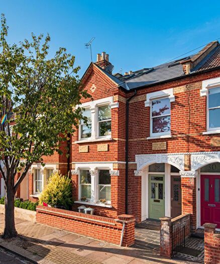 3 Bedroom Flat To Rent In Cargill Road, London, SW18
