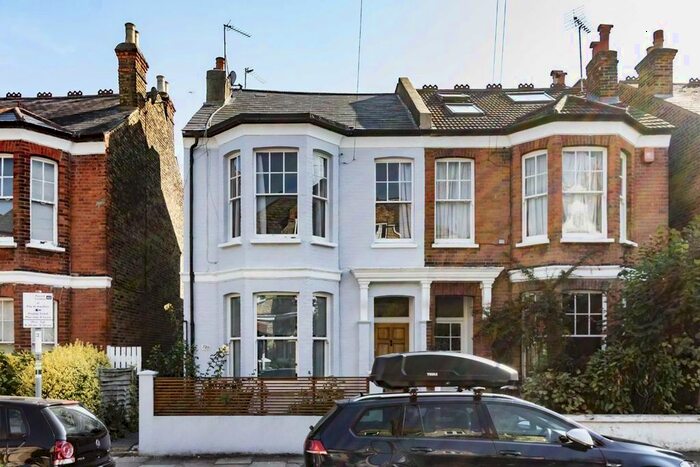 2 Bedroom Flat To Rent In Cromford Road, London, SW18