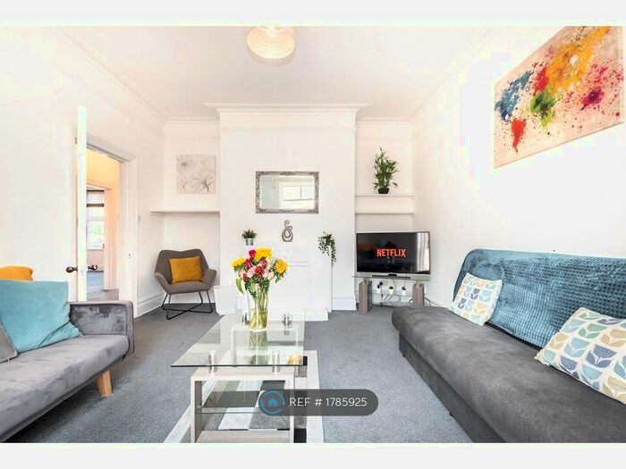 2 Bedroom Flat To Rent In Richmond Park Road, Bournemouth, BH8