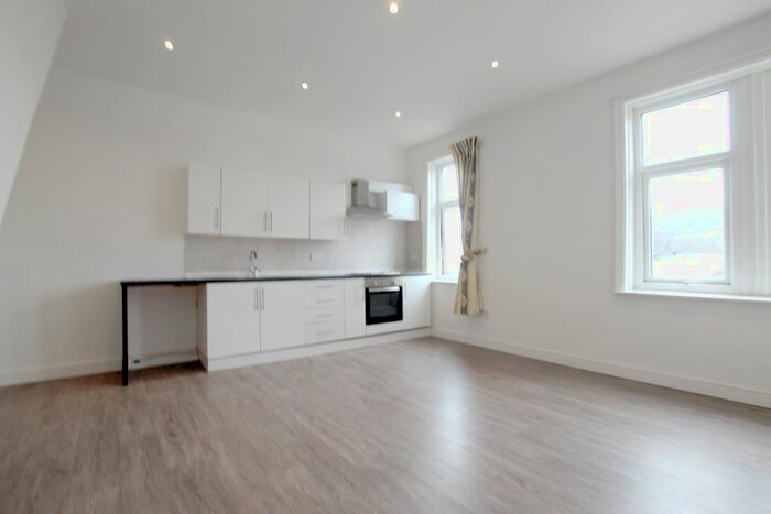 3 Bedroom Flat To Rent In Keighley Road, Bingley, West Yorkshire, BD16