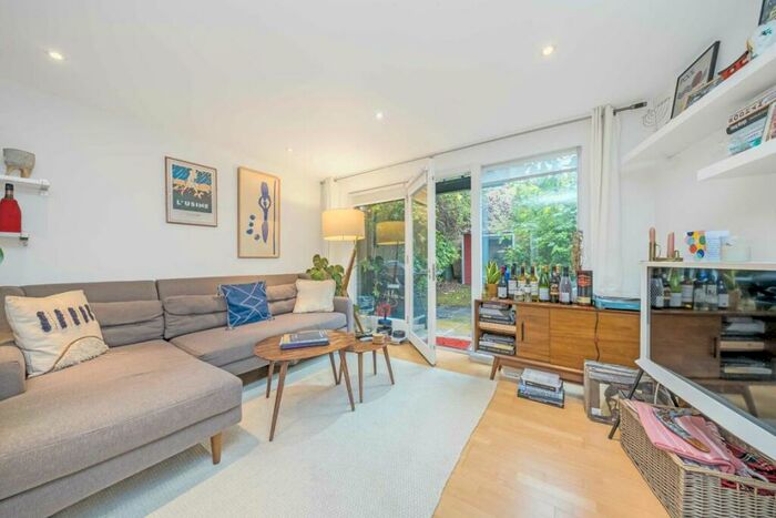 2 Bedroom Flat To Rent In Clephane Road, London, N1