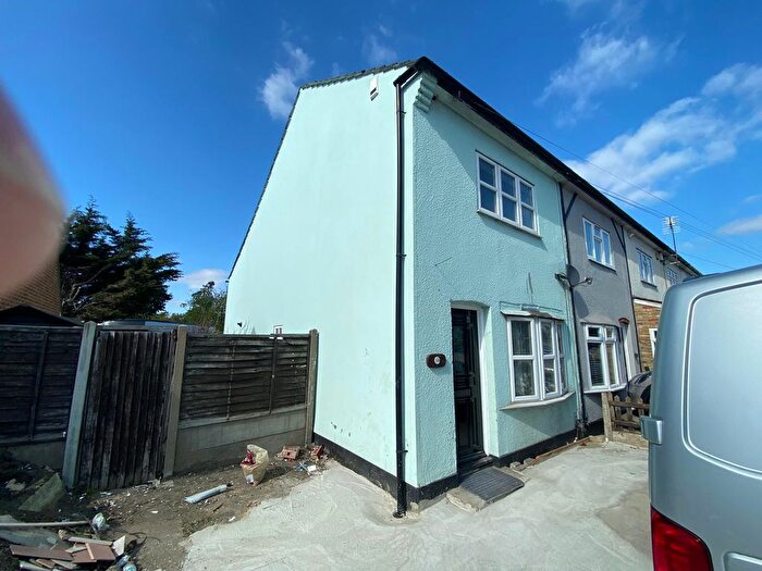 3 Bedroom Semi-Detached House To Rent In South End Road, Rainham, RM13