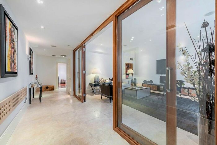 2 Bedroom Flat To Rent In St Georges Square, Pimlico, London, SW1V