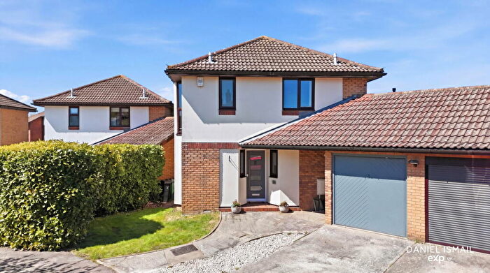 3 Bedroom Link Detached House For Sale In Wheatfield Way, Langdon Hills, SS16