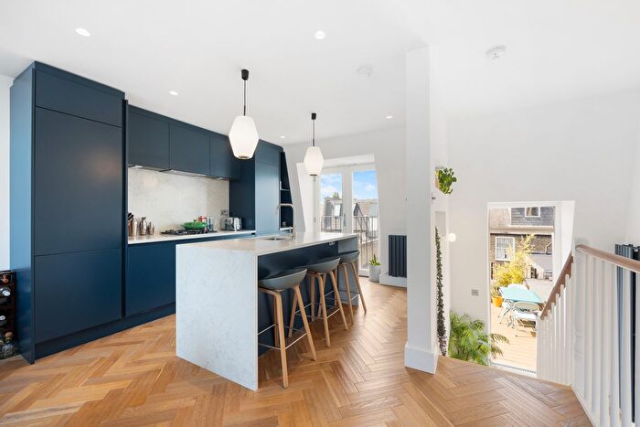 3 Bedroom Flat For Sale In Waldemar Avenue, London, SW6