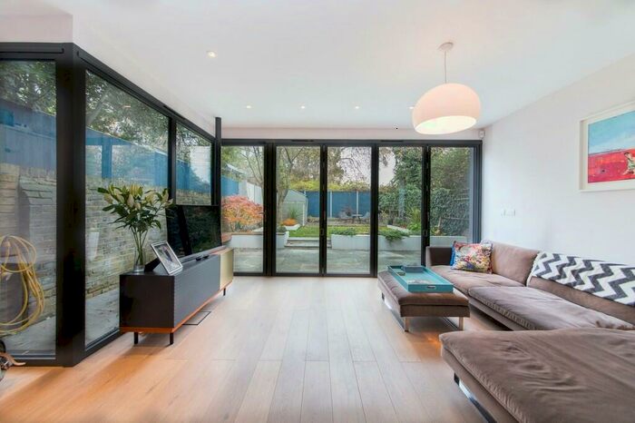 3 Bedroom Apartment To Rent In Savernake Road, NW3