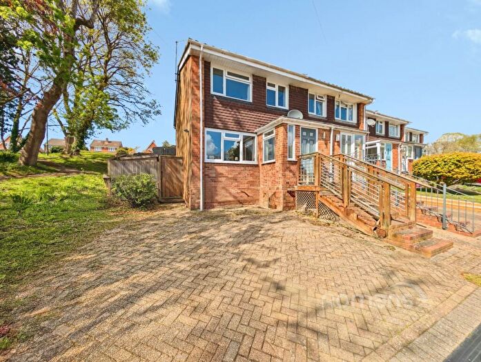 3 Bedroom End Of Terrace House For Sale In White Cottage Close, Farnham, Surrey, GU9