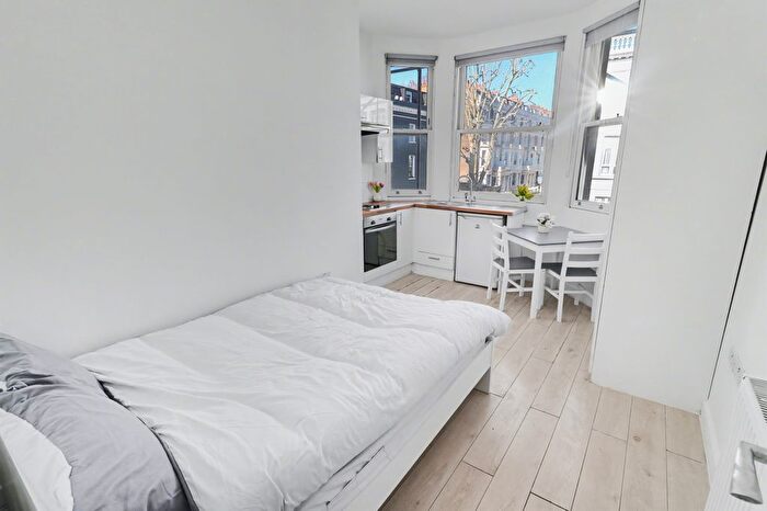 Studio To Rent In - Warwick Road, London, SW5