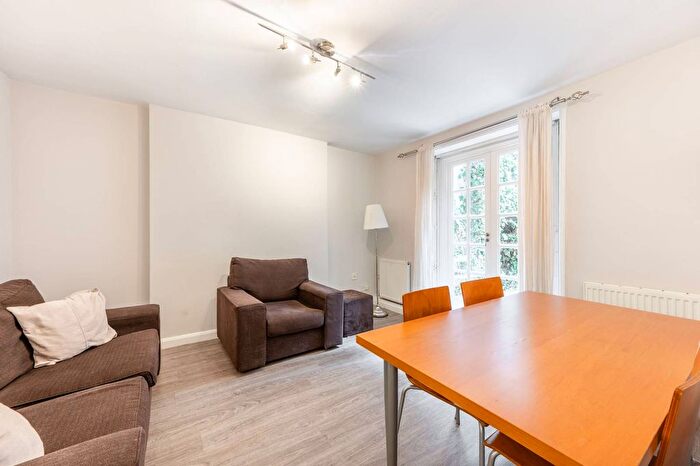2 Bedroom Flat For Sale In Hatherley Grove, Westbourne Grove, London, W2