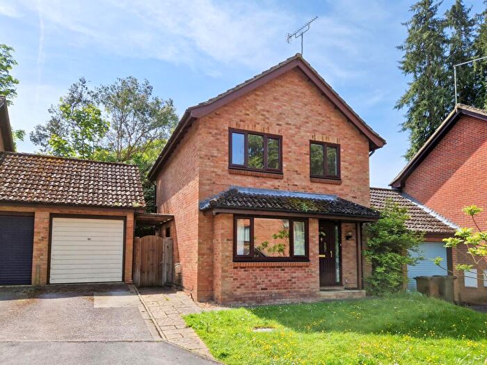 3 Bedroom Link Detached House To Rent In Beech Road, Alresford, Hampshire, SO24