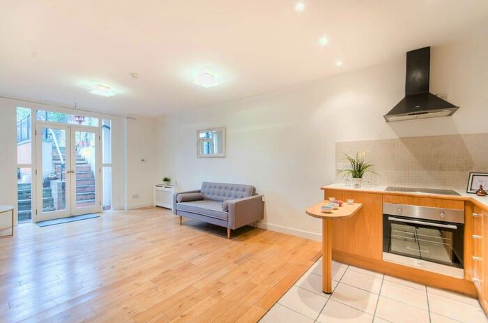 1 Bedroom Flat To Rent In Penywern Road, Earls Court, London, SW5