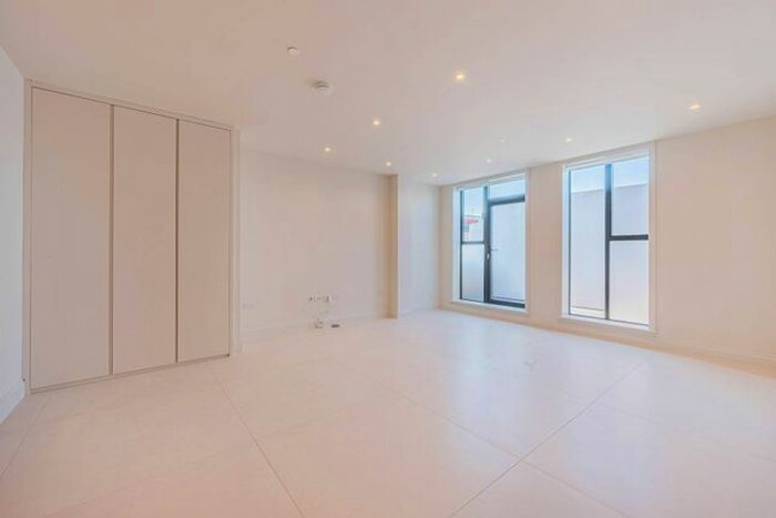 3 Bedroom Flat To Rent In Rye Lane, Peckham, London, SE15