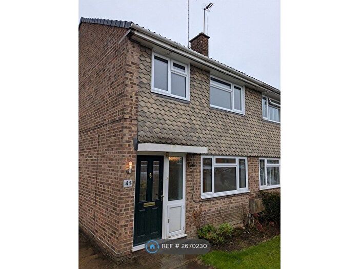 3 Bedroom Semi Detached House To Rent In Oak Farm Gardens, Kent, TN27