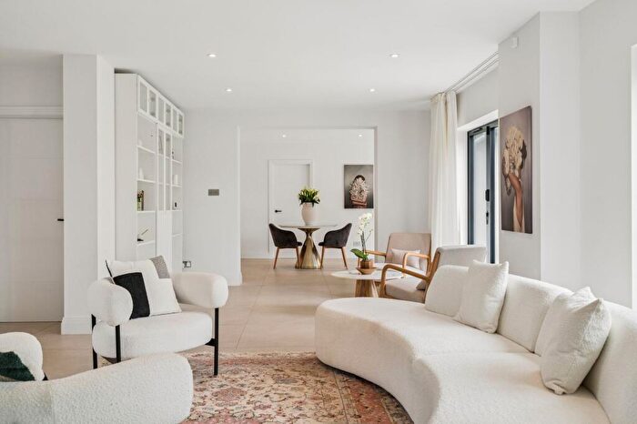 4 Bedroom Detached House For Sale In Seeleys Road, Beaconsfield, HP9
