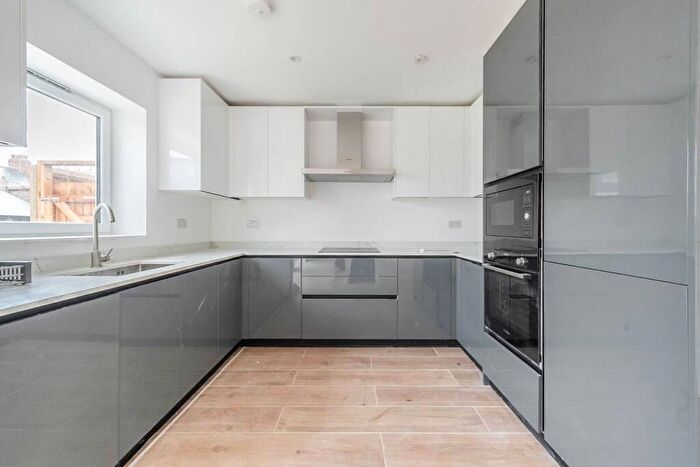 2 Bedroom Bungalow For Sale In Finchley Central, Finchley, London, N3