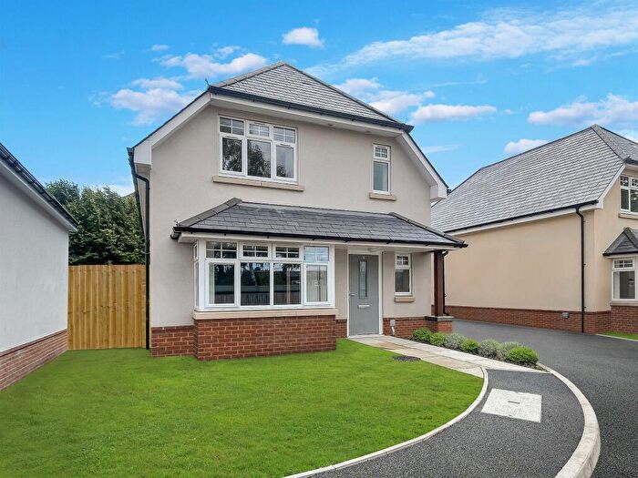 3 Bedroom Chalet For Sale In Walworth Road, Picket Piece, Andover, SP11