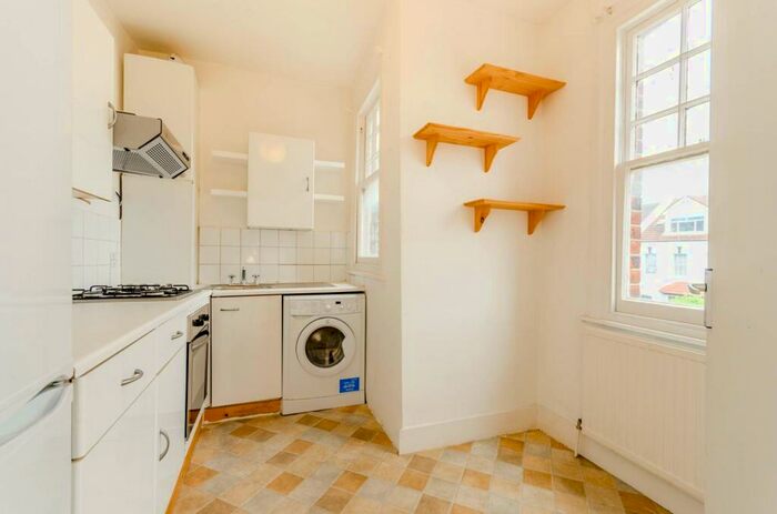 2 Bedroom Flat To Rent In Park Avenue, Wood Green, London, N22