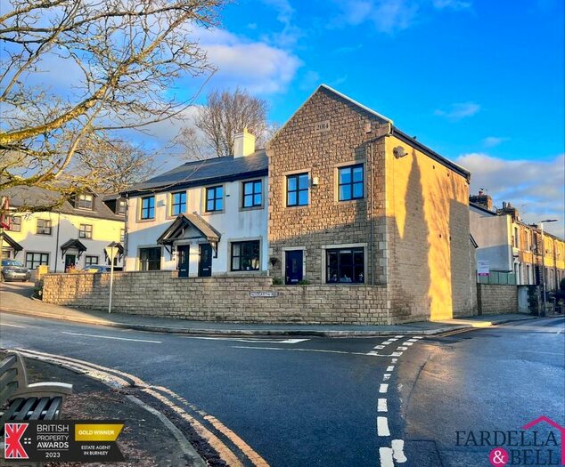 3 Bedroom End Of Terrace House For Sale In Field Top Court, Fence, Burnley, BB12