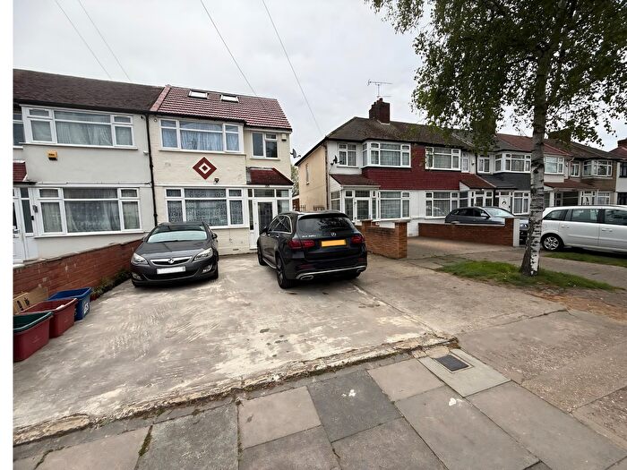 4 Bedroom Semi Detached House For Sale In Wentworth Road, Southall, UB2