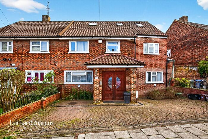 5 Bedroom Semi-Detached House For Sale In George Crescent, London, N10