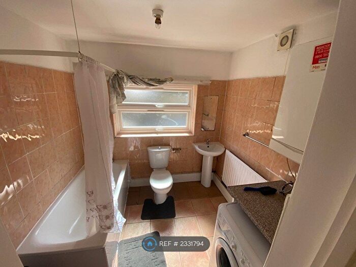 2 Bedroom Flat To Rent In East Ham, London, E6