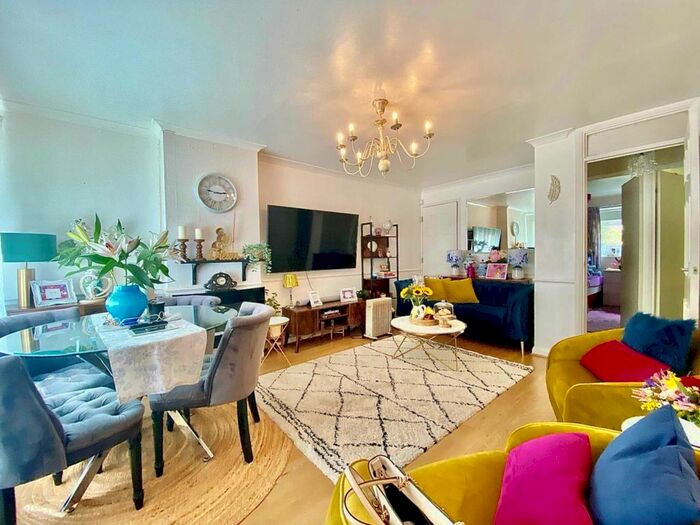 2 Bedroom Flat To Rent In Copwood Close, North Finchley, N12