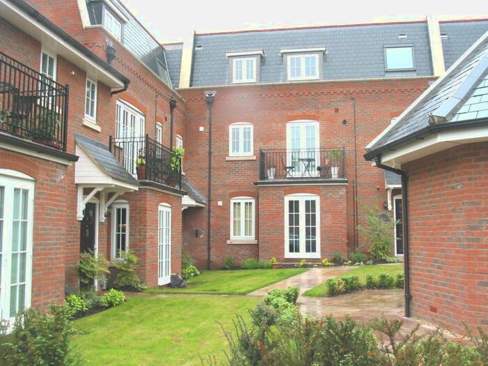 2 Bedroom Flat To Rent In Red Lion Court, Hatfield, AL9