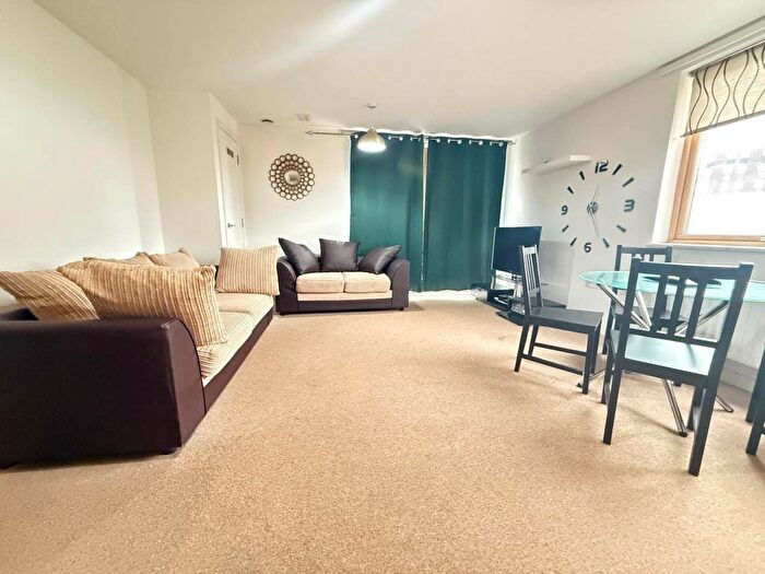 2 Bedroom Flat To Rent In Bath Road, Hounslow, TW3