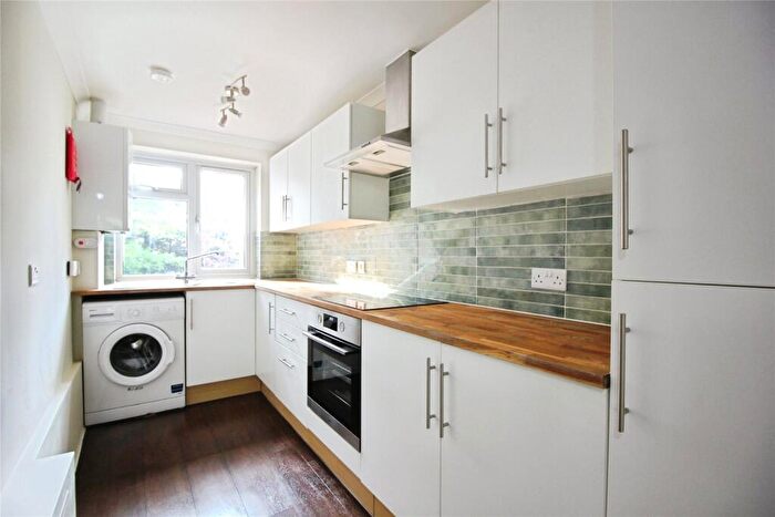 2 Bedroom Apartment To Rent In Northcourt Avenue, Reading, Berkshire, RG2