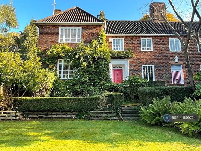 4 Bedroom Semi-Detached House To Rent In Bunkers Hill, London, NW11