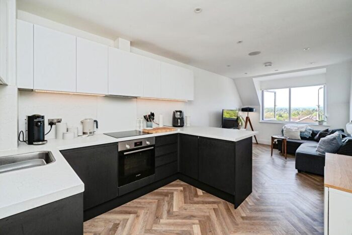 1 Bedroom Flat For Sale In Cleeve Road, Leatherhead, Surrey, KT22
