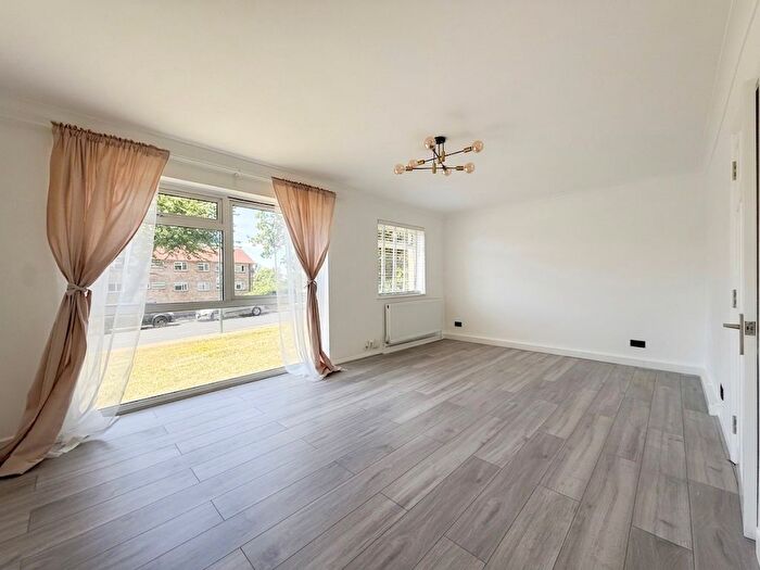 2 Bedroom Flat To Rent In Benhill Wood Road, Sutton, SM1