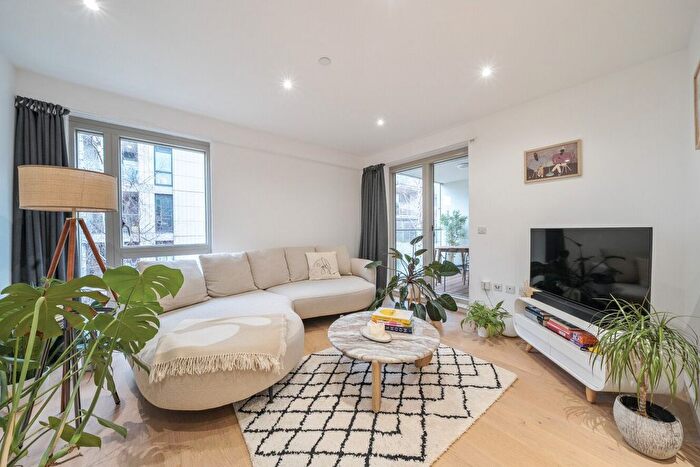 2 Bedroom Flat For Sale In Balham Hill, Balham, London, SW12