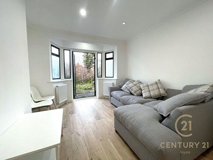4 Bedroom Semi Detached House To Rent In Glebe Gardens, Old Malden, Worcester Park, KT3