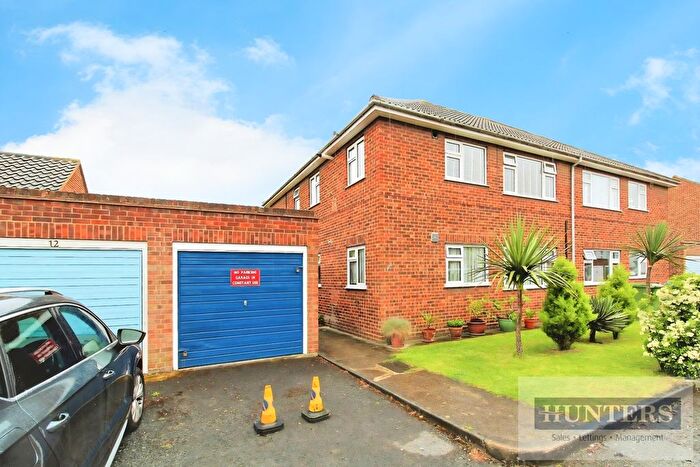 2 Bedroom Maisonette For Sale In Turnpike Court, Crook Log, Bexleyheath, DA6