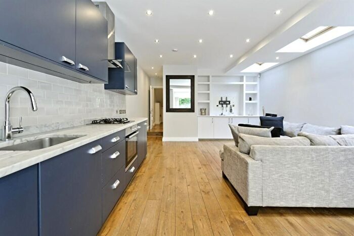 2 Bedroom Flat To Rent In Oxford Gardens, London, W10