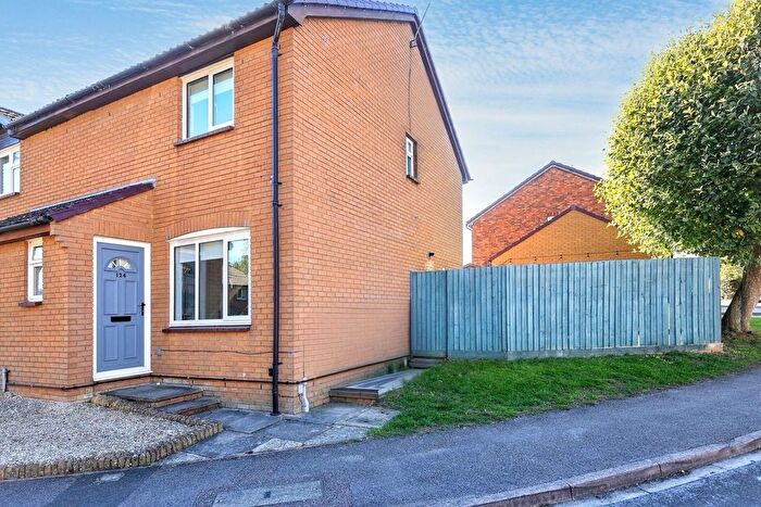 3 Bedroom Semi-detached House For Sale In Bracken Close, Carterton, OX18