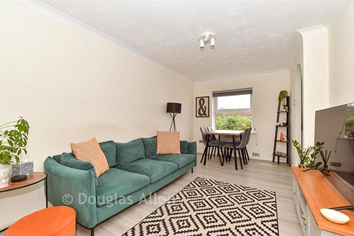 1 Bedroom Flat For Sale In Burns Avenue, Chadwell Heath, Essex, RM6
