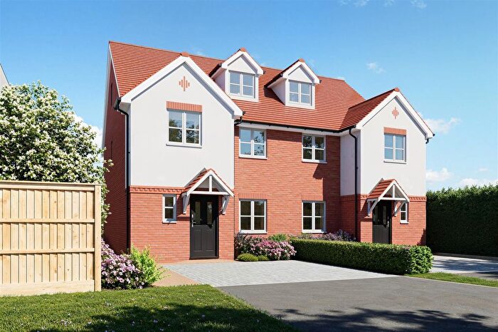 4 Bedroom Semi-Detached House For Sale In Lawrence Close, Smallford, St. Albans, AL4
