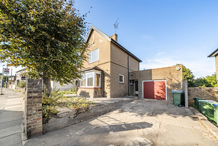 4 Bedroom Detached House For Sale In Colyers Lane, Erith, DA8