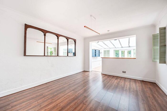 2 Bedroom Flat For Sale In Willesden Lane, Brondesbury Park, London, NW2