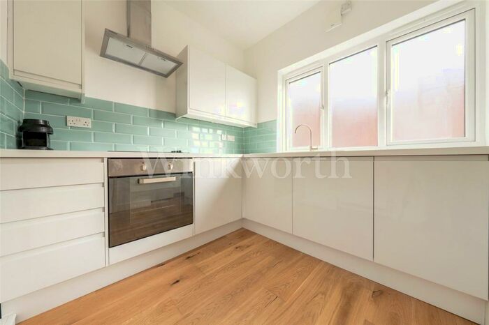 2 Bedroom Apartment To Rent In Woodstock Road, London, NW11