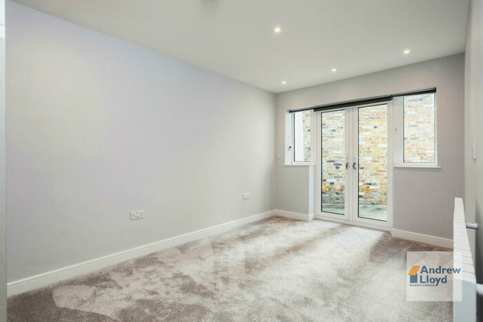 3 Bedroom Flat To Rent In Bedroom Flat &# New North Road, Old Street, N1