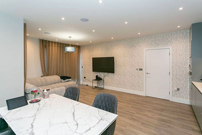 2 Bedroom Flat To Rent In High Road, Bushey, Bushey Heath, WD23