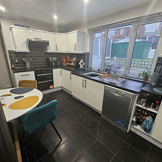 3 Bedroom Semi-Detached House For Sale In Whitewater Road, Ollerton, Newark, NG22