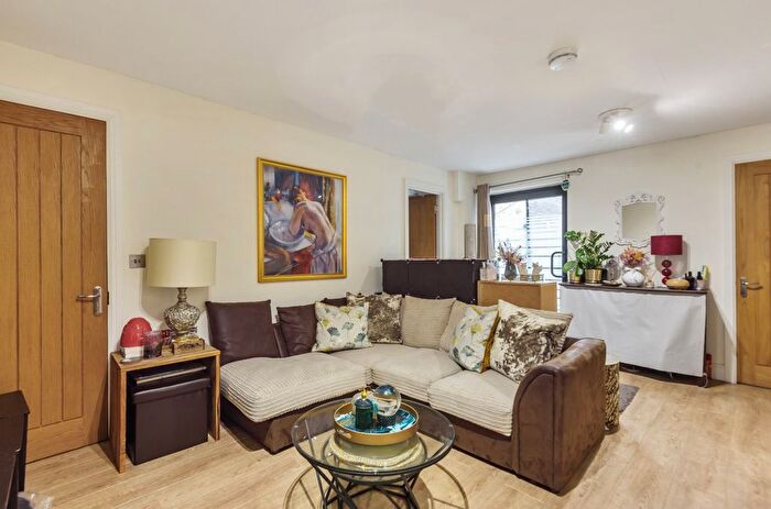 2 Bedroom Flat For Sale In St Johns Hill, Clapham, London, SW11